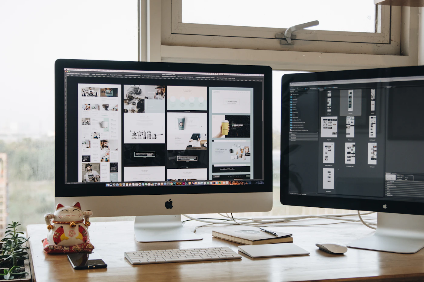 Estação de trabalho de design com projetos de sites da Opalyne