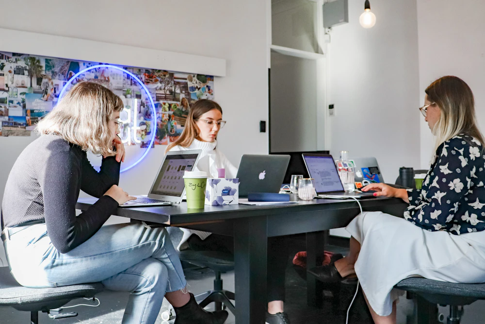 Equipe da Opalyne Comunicações reunida em frente ao computador