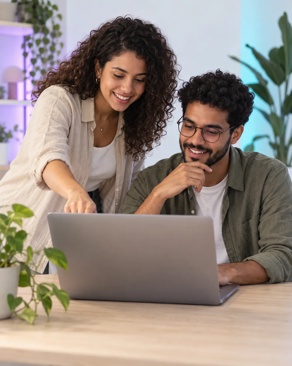 Equipe da agência conversando sobre um projeto de site em estúdio claro